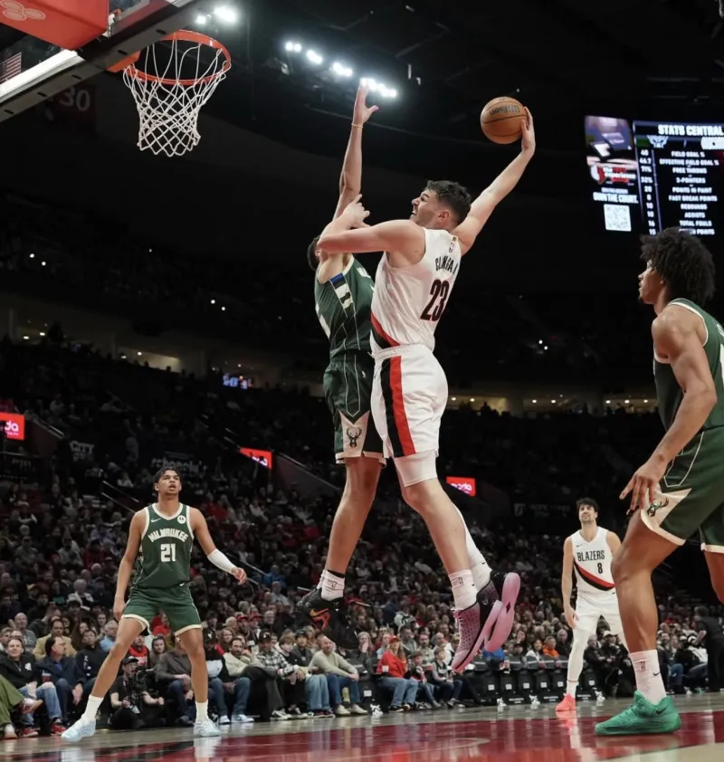 华体在线登录官网-制霸内线!多诺万-克林根更新Ins晒近期赛场照与球迷分享